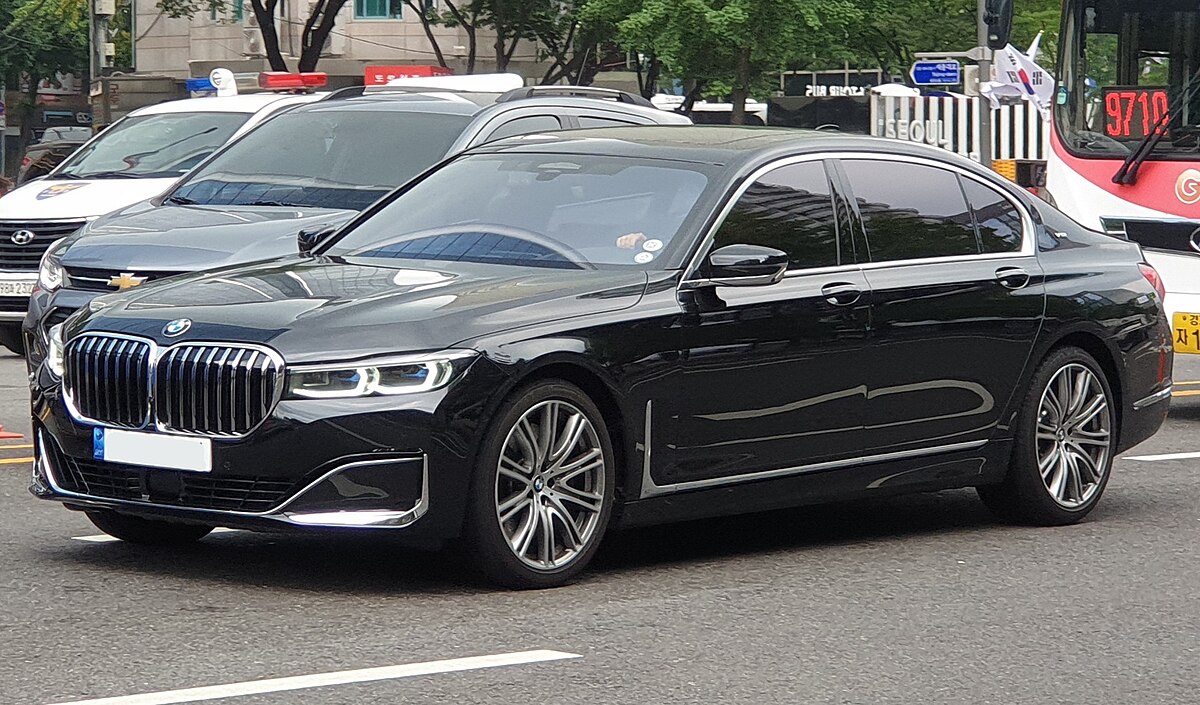 BMW G12 LCI M760Li V12 XDrive Design Pure Excellence Black Sapphire Metallic 2 Cropped