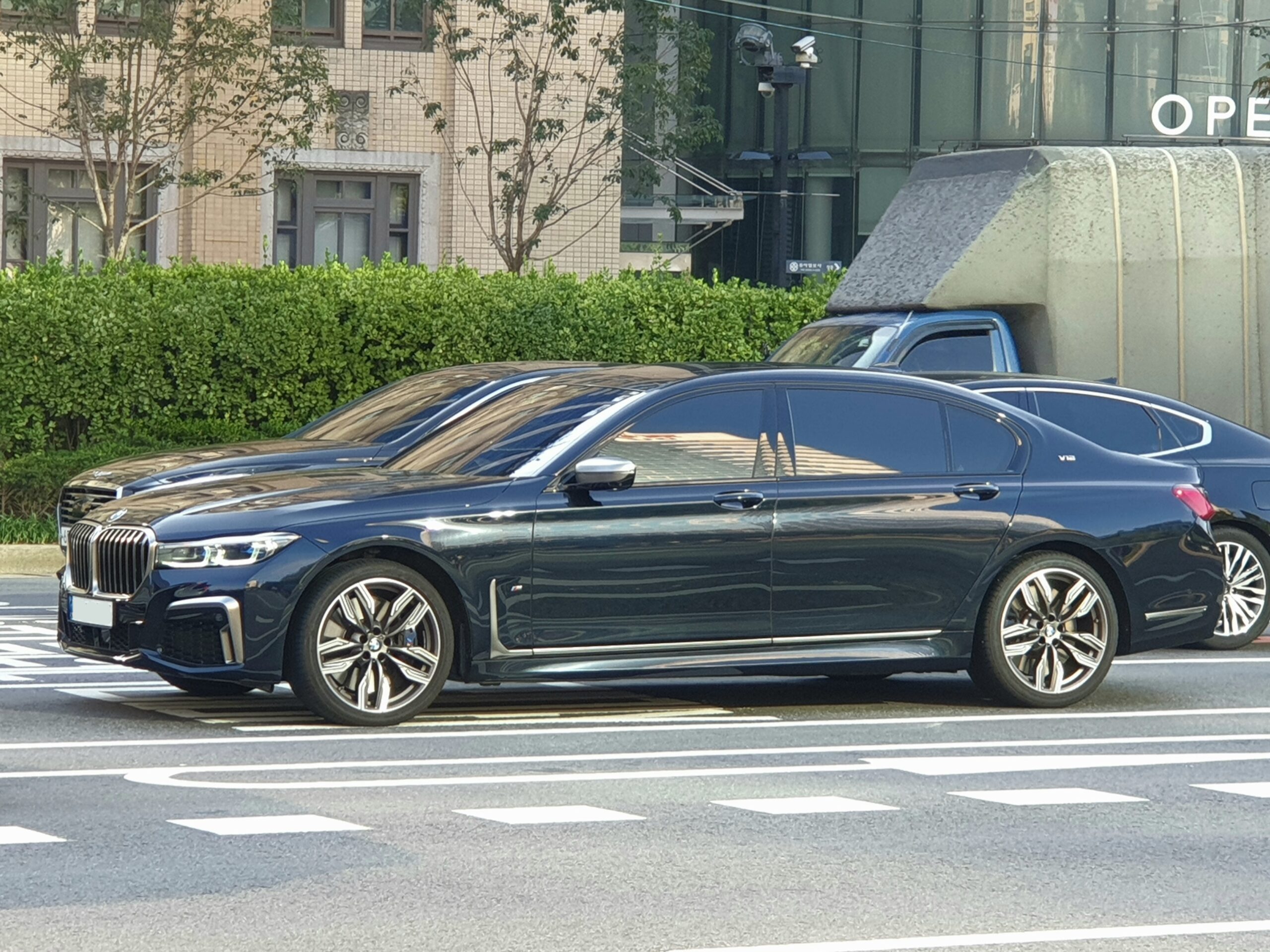 BMW G12 LCI M760Li XDrive M Sport Carbon Black Metallic Scaled